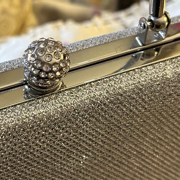 Silver Glitter and Rhinestone Handbag with Silver chain Crossbody NWT Kisslock - Picture 7 of 7